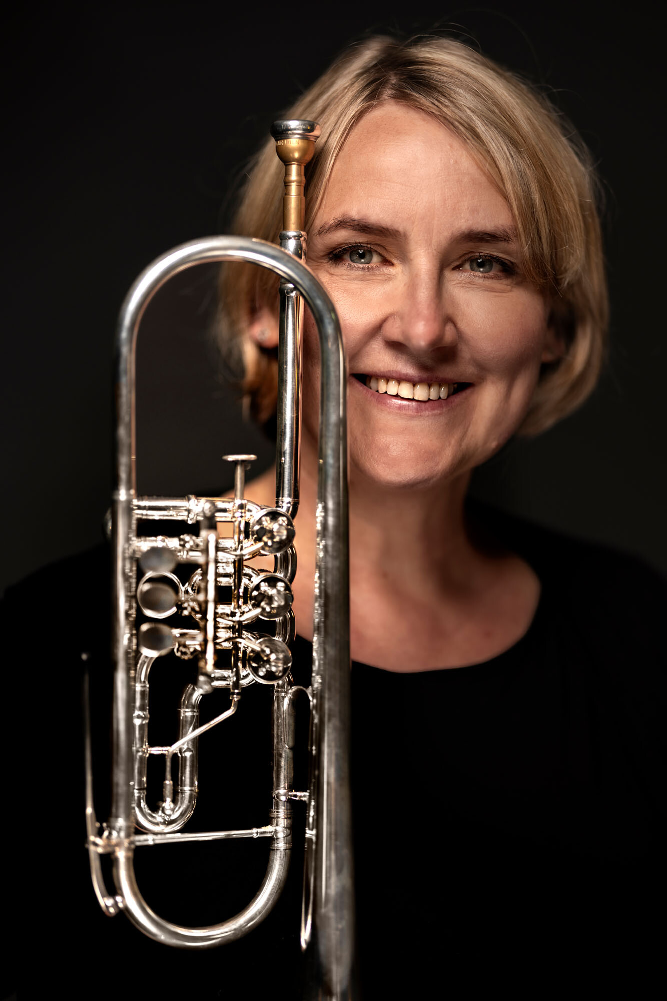 Rita Arkenau-Sanden - mit ihrer Trompete in der Hand.