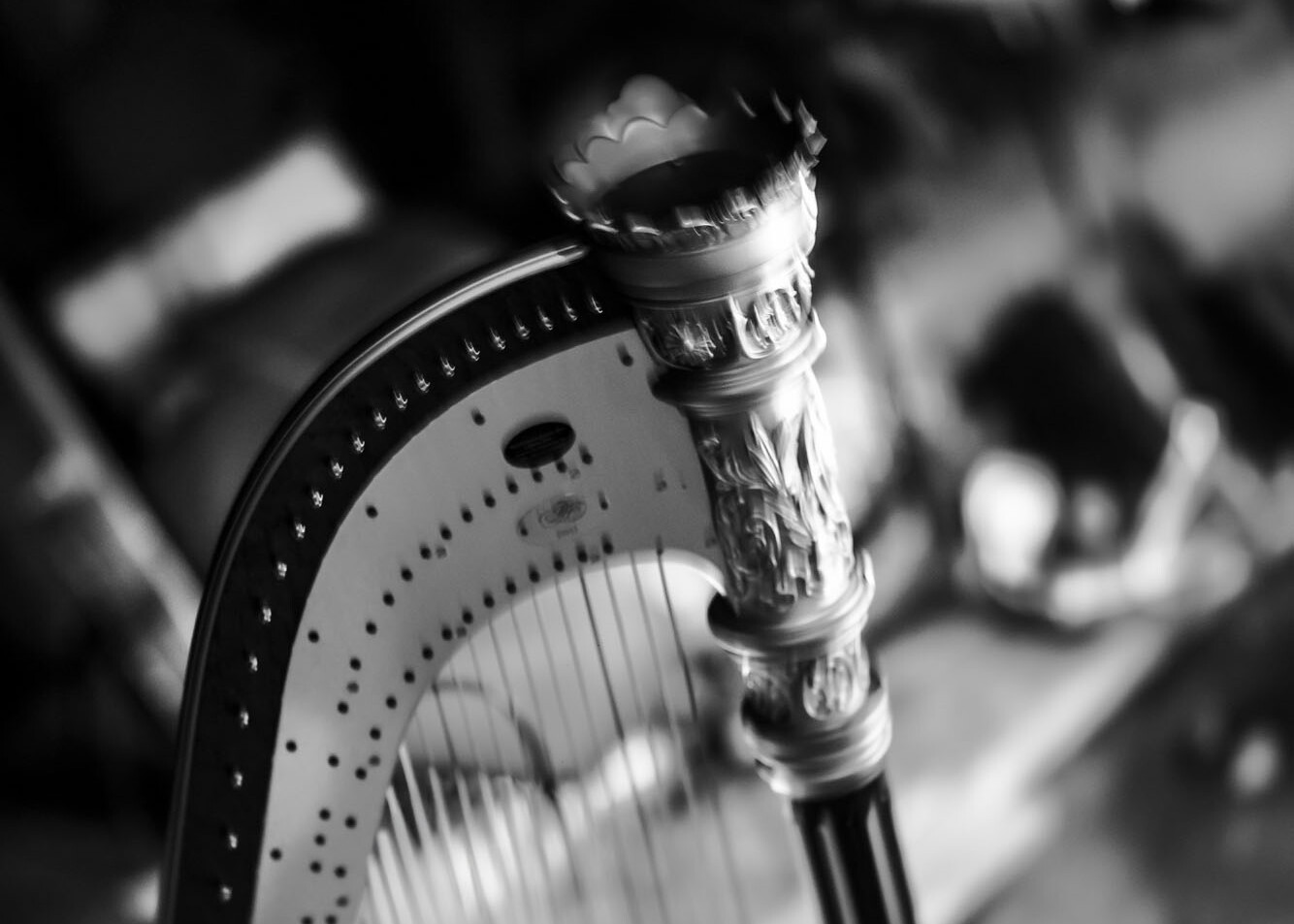 Ein kunstvoll verzierter Teil einer Harfe, die für 'Die zweite Sonne' im Theater Lüneburg genutzt wird.