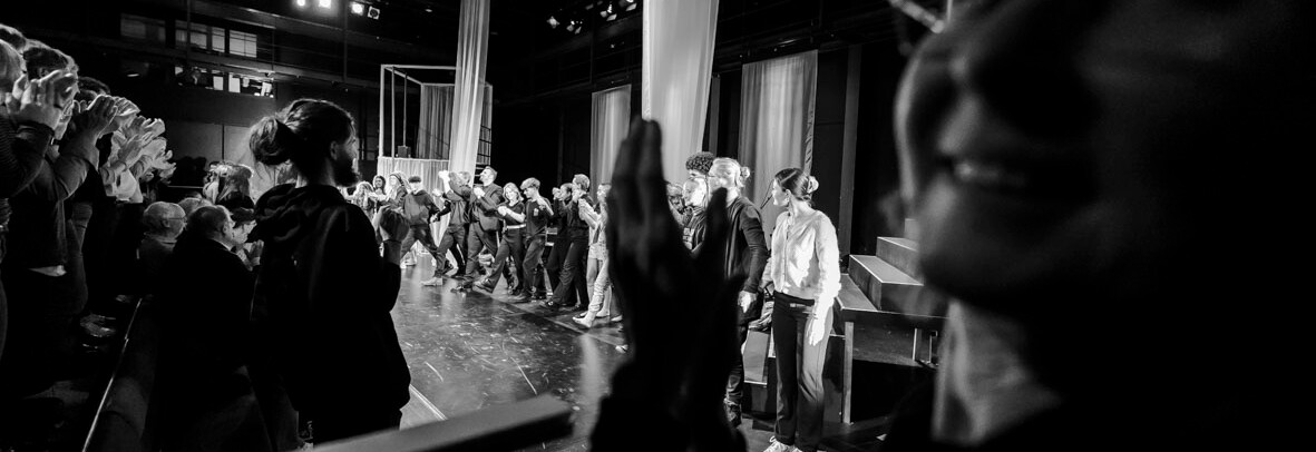 Angebote im Jungen Theater Lüneburg - Applaus für engagierte Darsteller