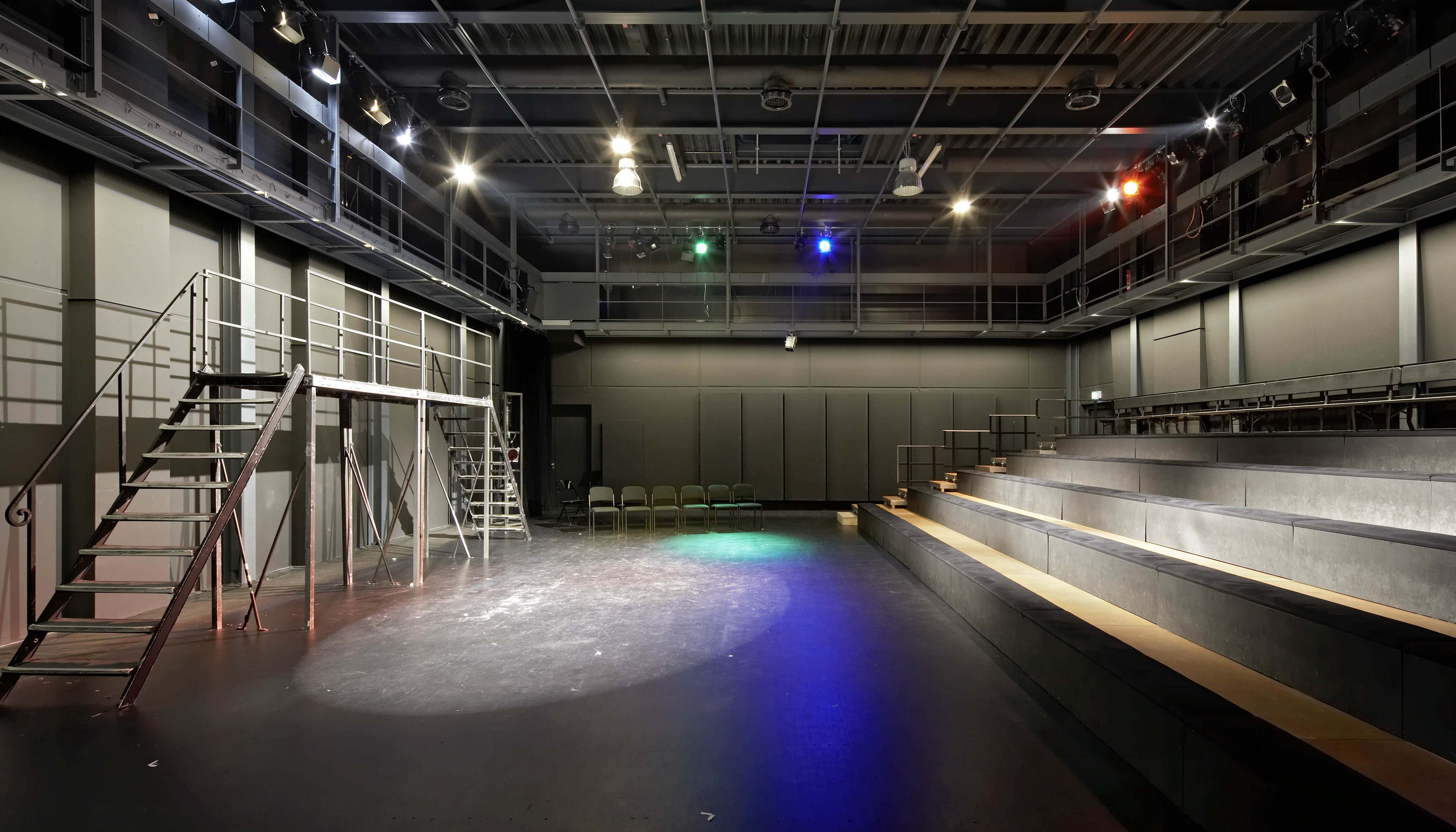Innenansicht des T3 Saals im Theater Lüneburg mit Beleuchtung und leeren Sitzplätzen