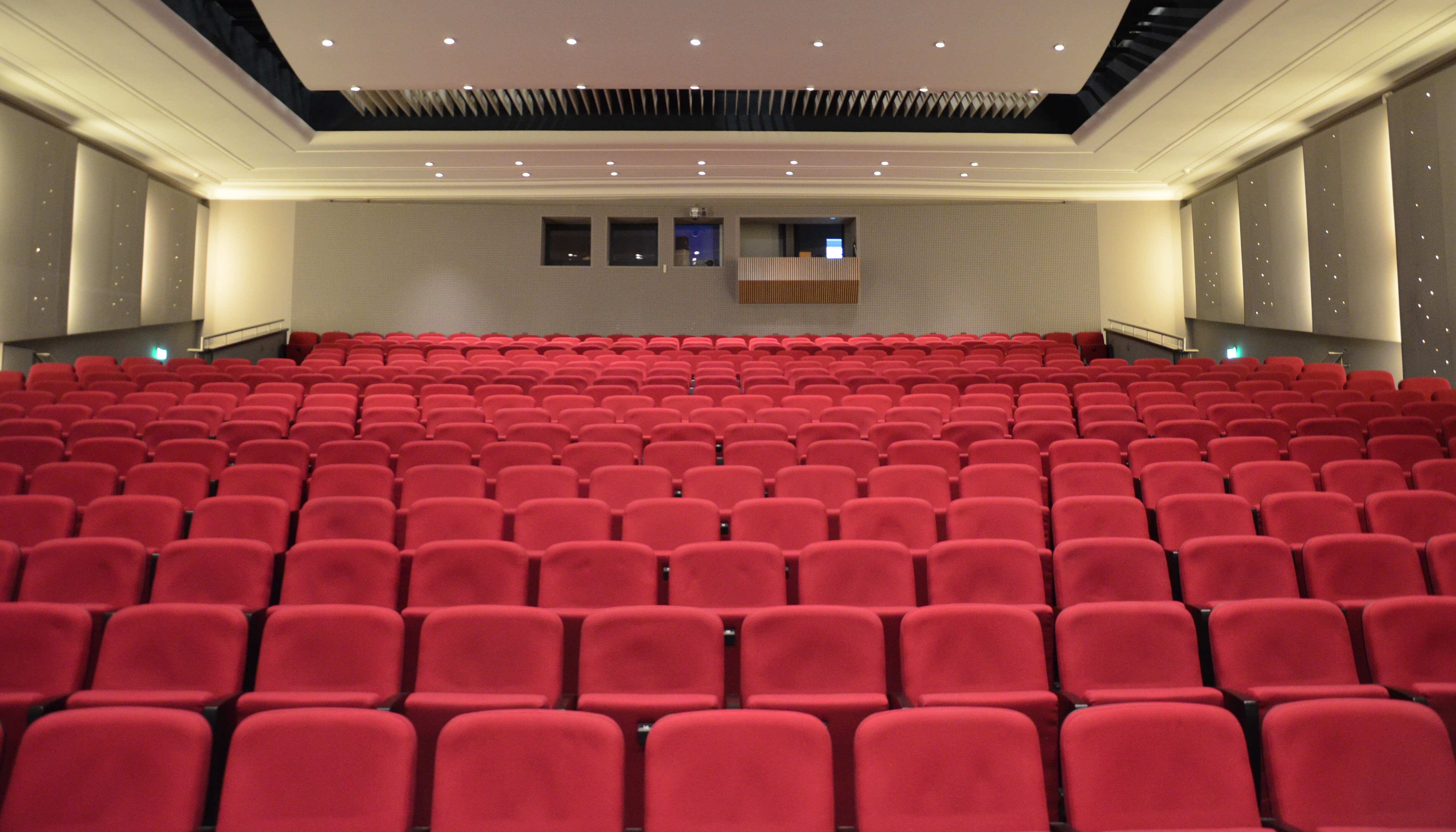 Innenansicht des Großen Saals im Theater Lüneburg mit leeren roten Sitzen