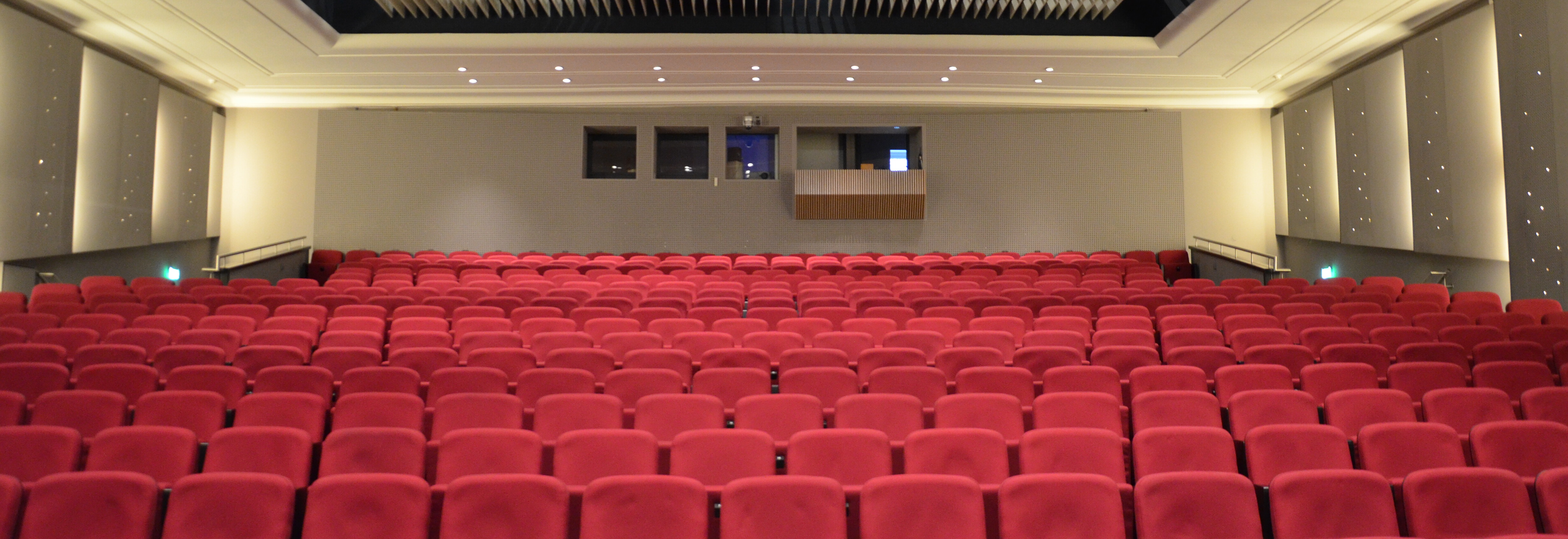 Innenansicht des Theaters Lüneburg: Blick auf leere rote Sitzreihen im Großen Haus