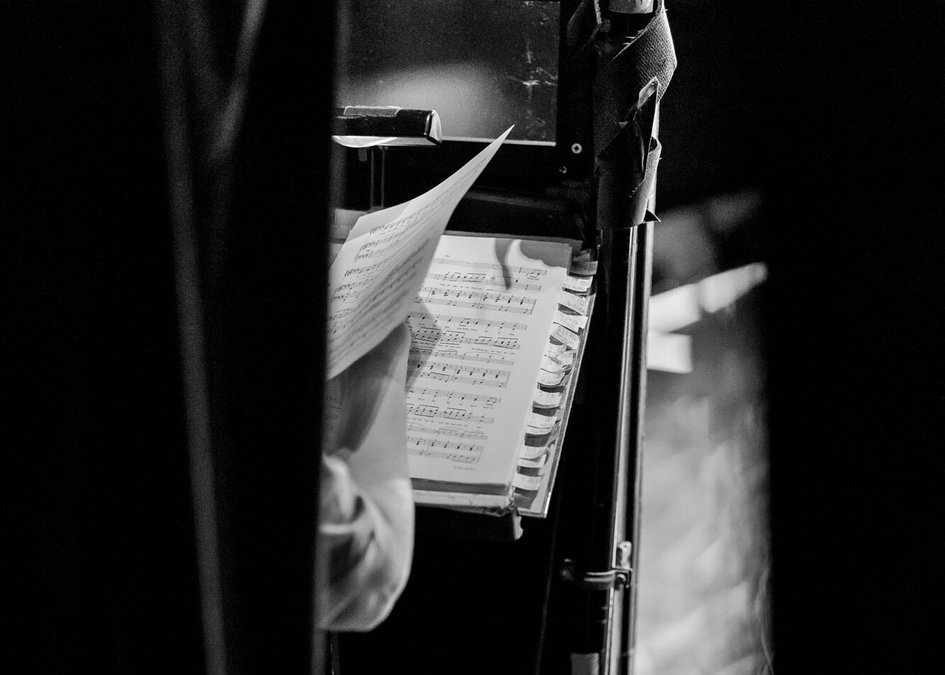 Notenblätter auf einem Notenständer während einer Probe im 'Musicallabor' des Theaters Lüneburg.