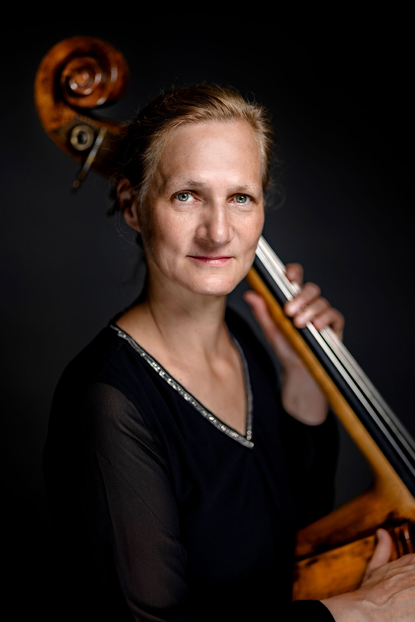 Portrait von Ulrike Setz, Kontrabassistin am Theater Lüneburg